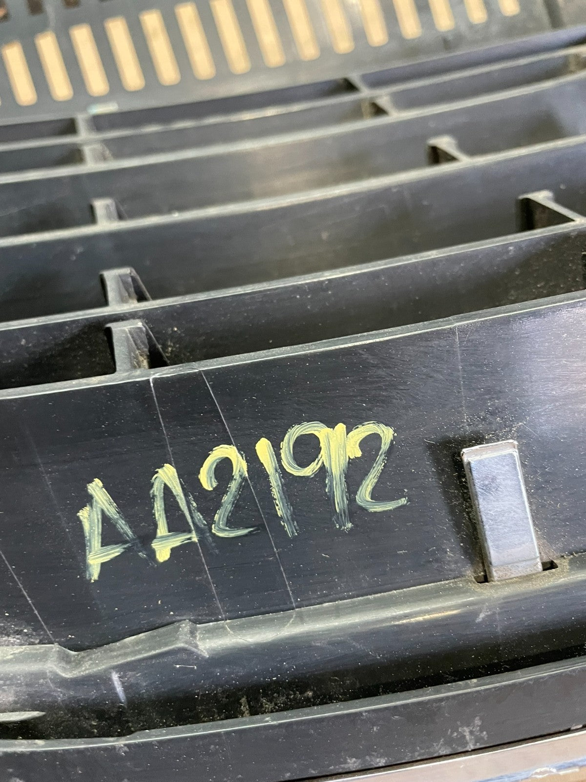 2009 to 2011 Volkswagen Tiguan Front Upper Grill Grille Oem AA2192 DG10
