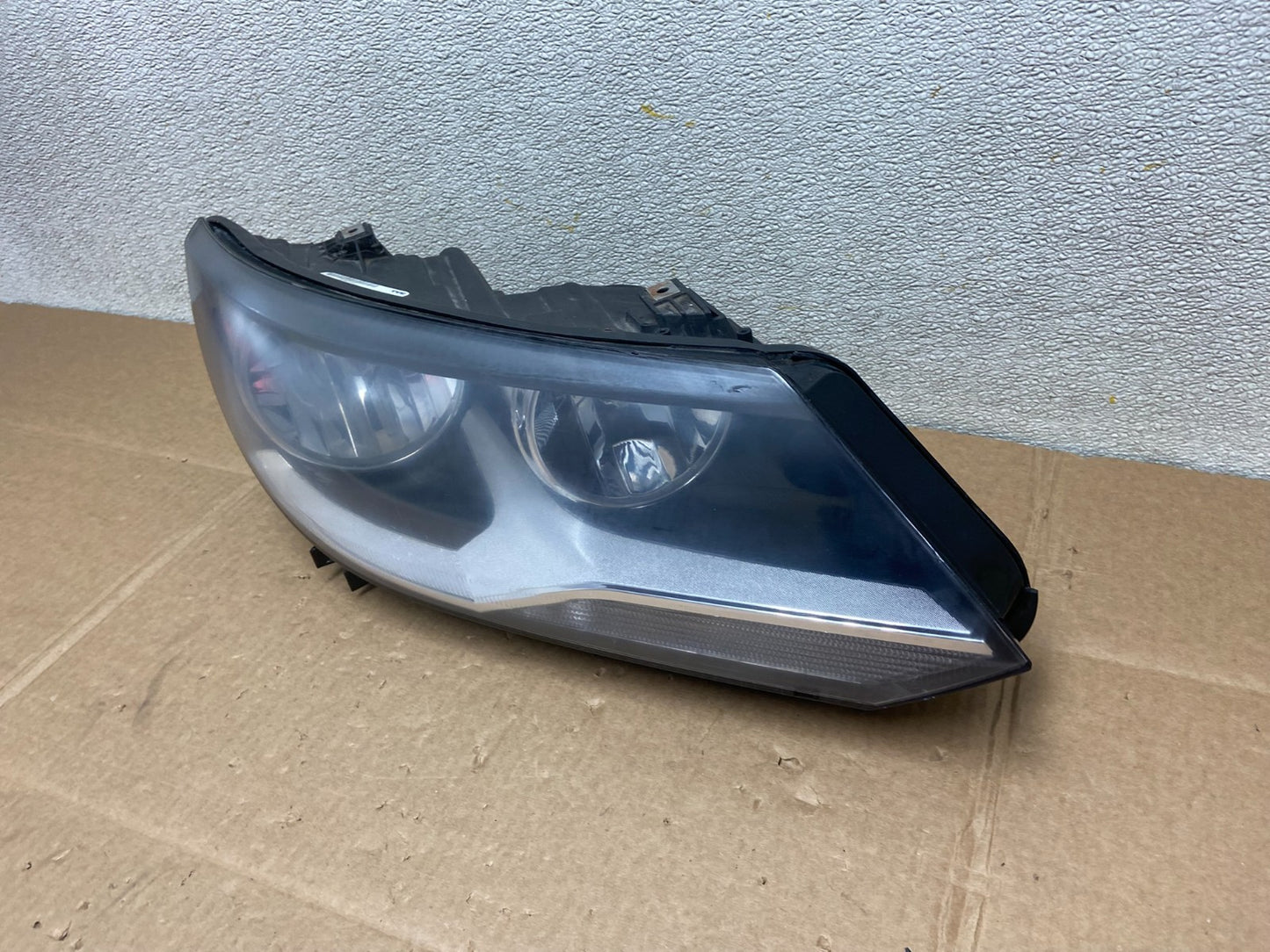 2012 to 2018 Volkswagen Tiguan Right Passenger RH Halogen Headlight Y8537 DG1