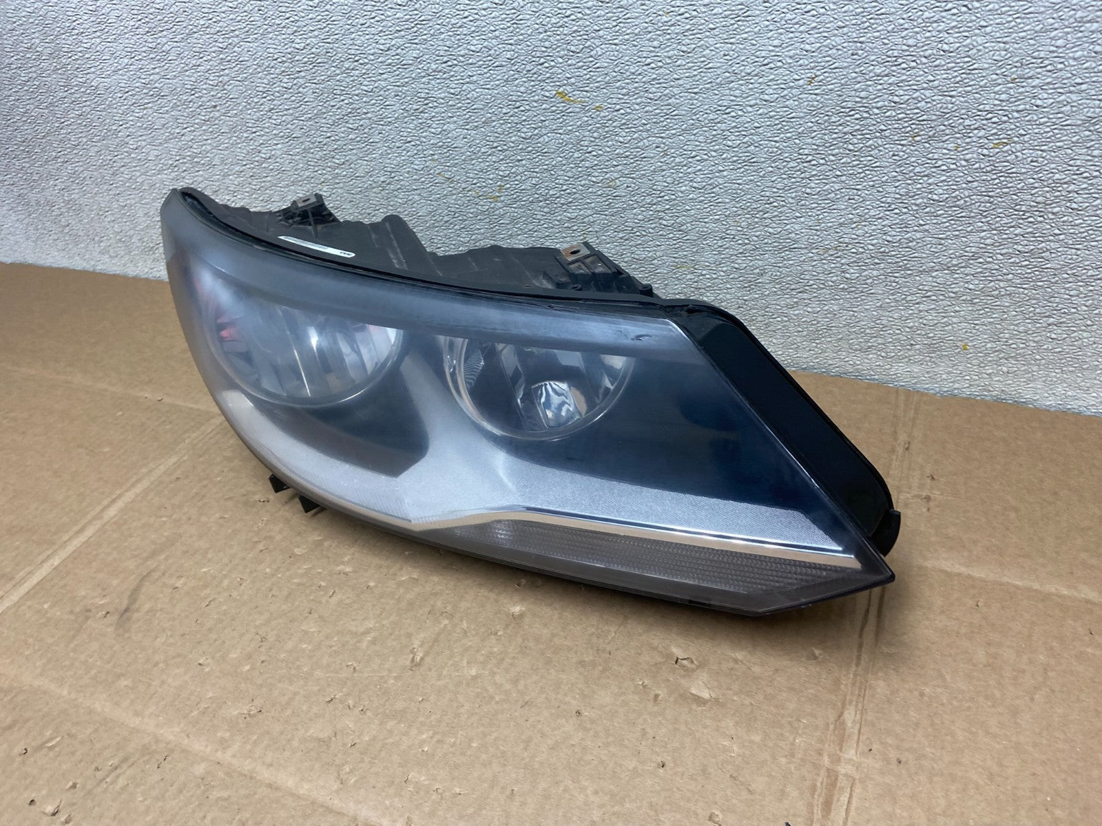 2012 to 2018 Volkswagen Tiguan Right Passenger RH Halogen Headlight Y8537 DG1