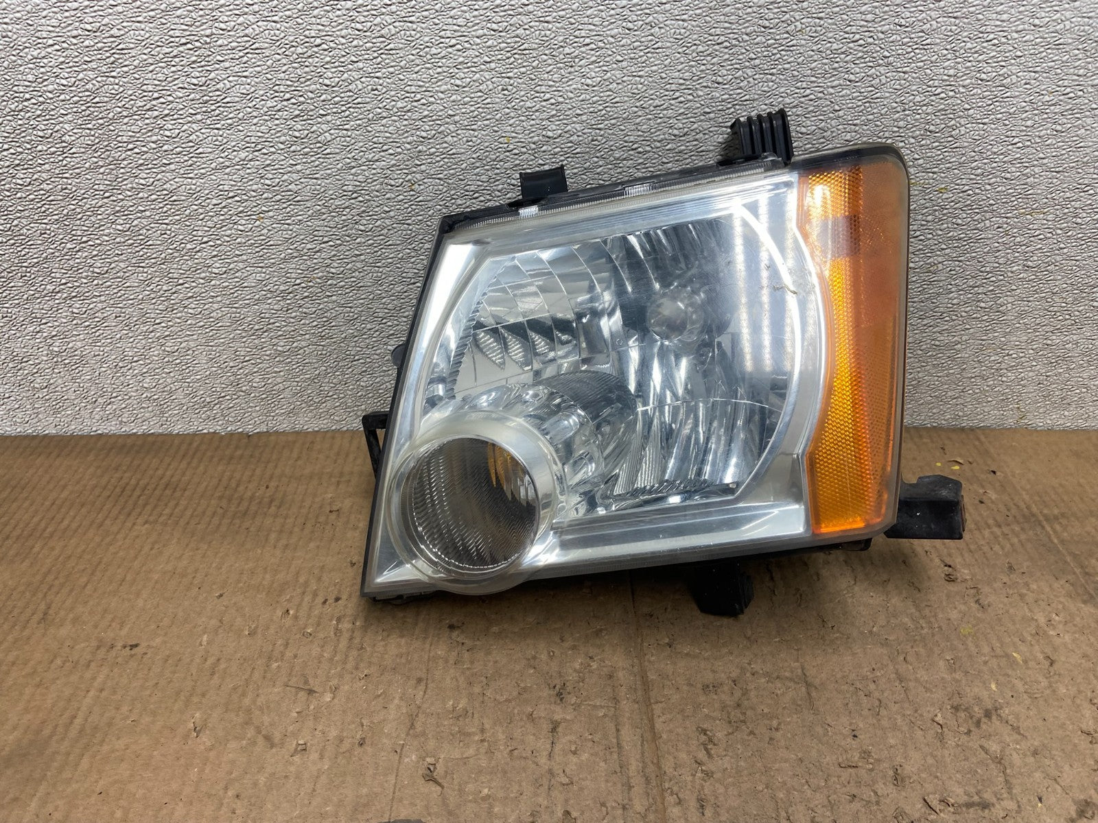 2005 - 2015 Nissan Xterra Driver Left LH Side Headlight AA6956 DW0