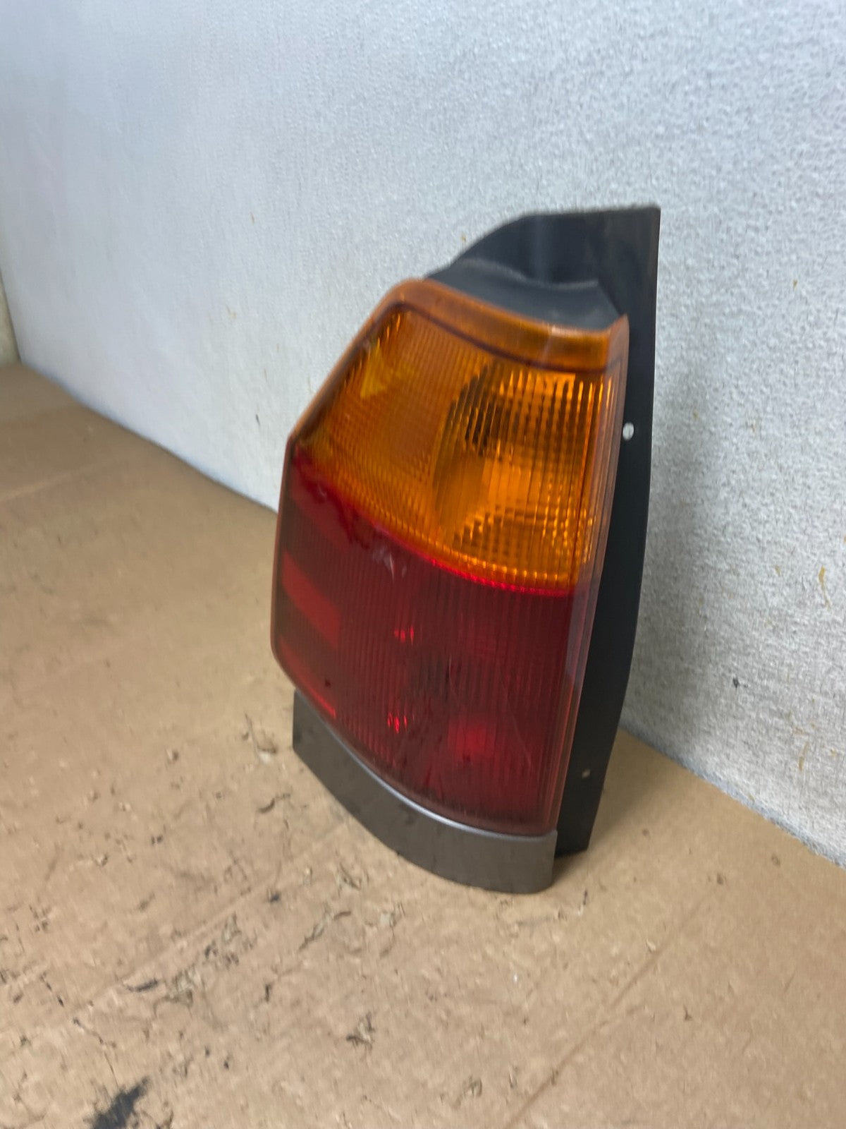 2002 to 2009 Gmc Envoy Left Driver Lh Side Tail Light AI9306 LK1