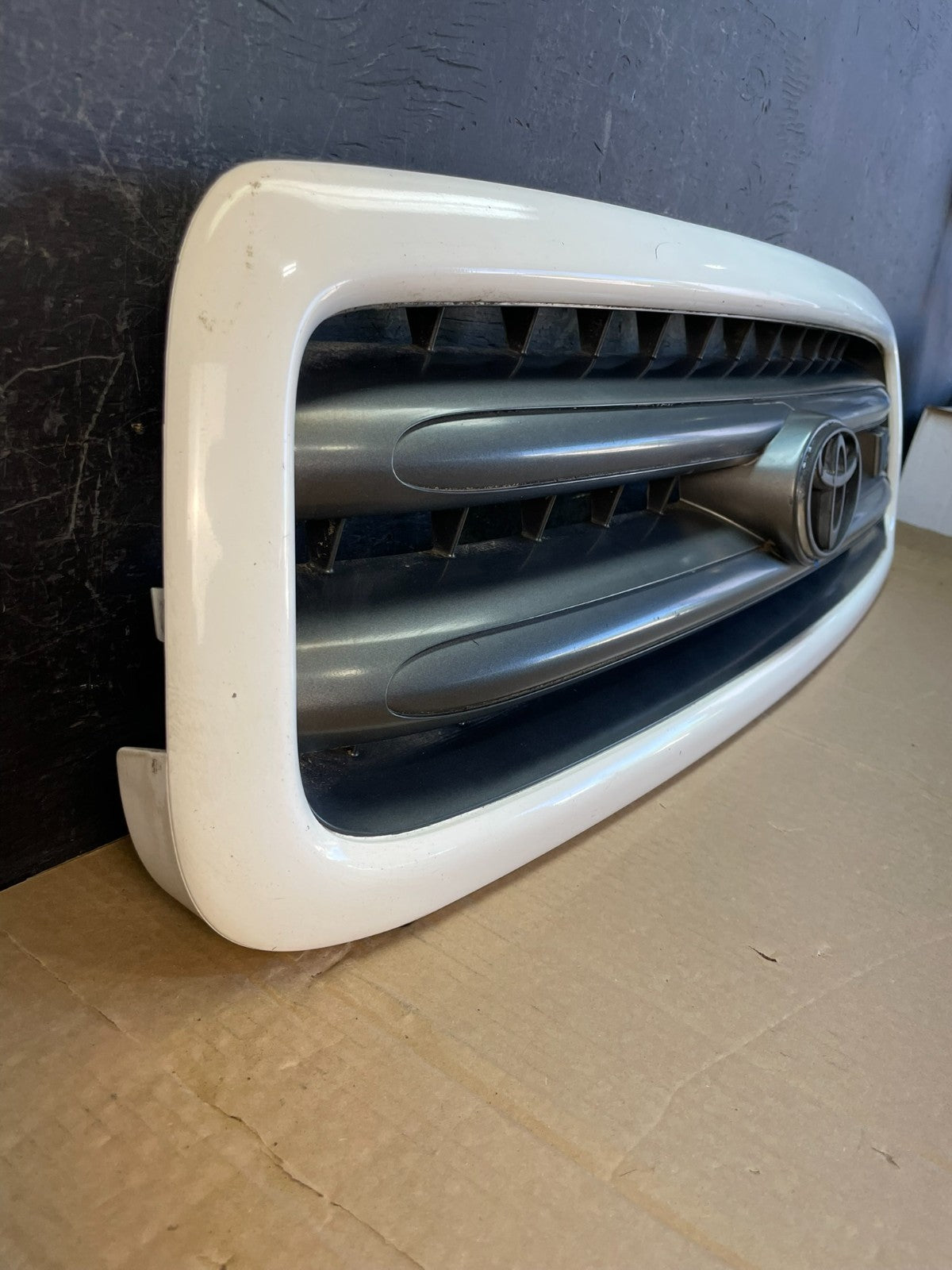 2001 to 2004 Toyota Sequoia Front Upper Grill Grille W/ Emblem AC9742 DW2