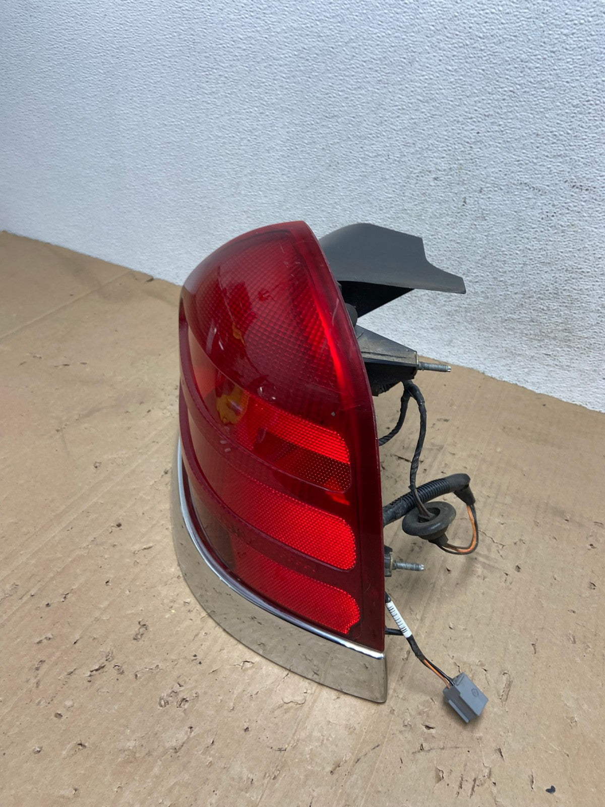 1998-2003 Ford Crown Victoria Right Passenger Rh Side Tail Light AE9362 LK1