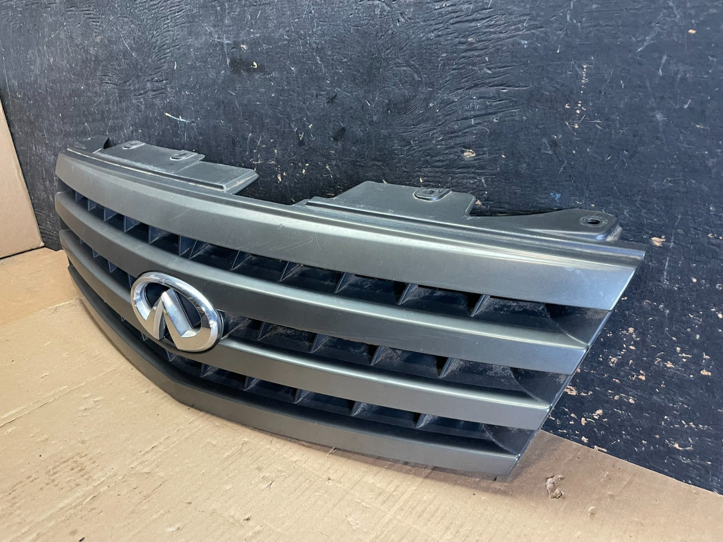 2003 to 2004 Infiniti M45 Front Grille Grill AA88962