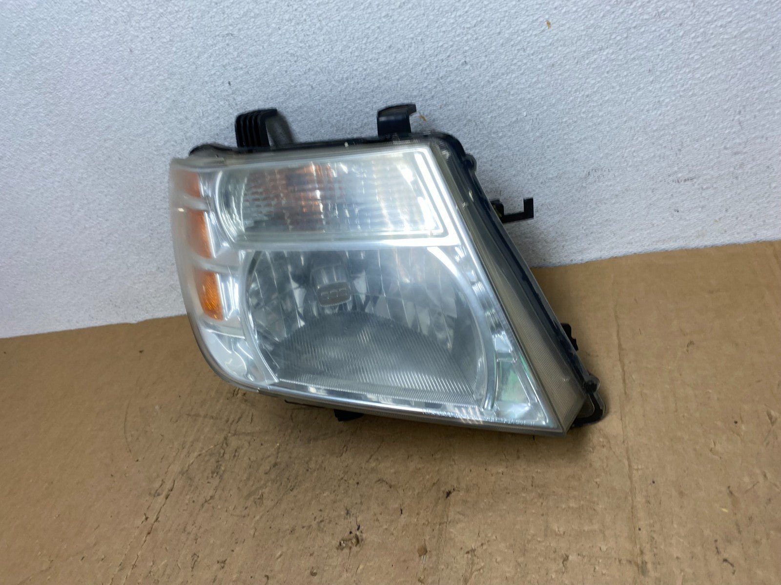 2008 to 2012 Nissan Pathfinder Halogen Headlight Right Passenger AD0615 DW1