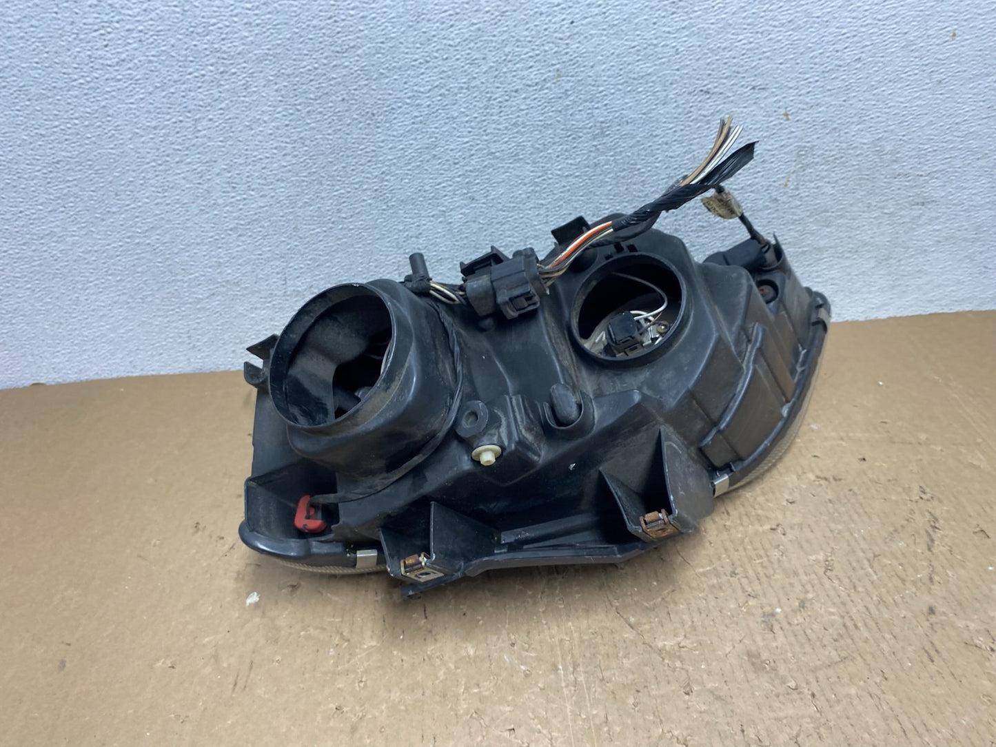 2004 to 2006 Chrysler Pacifica Headlight Right Passenger Halogen AD8755 DW5