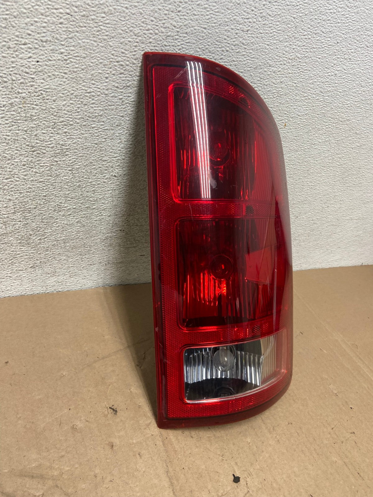 2002 to 2006 Dodge Ram 1500 Right passenger Rh side Tail Light AG4736 LK2