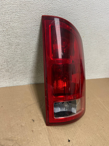 2002 to 2006 Dodge Ram 1500 Right passenger Rh side Tail Light AG4736 LK2