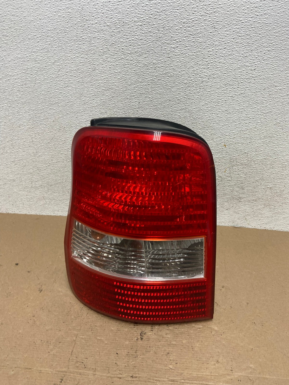 2003 2004 2005 Kia Sedona Left Driver LH Side Tail Light AF4537 LK0