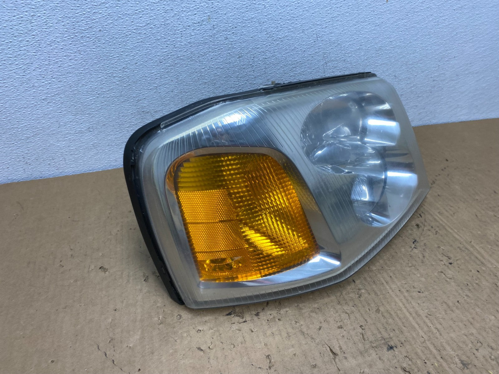 2002 to 2009 Gmc Envoy Right Passenger RH Side Headlight Halogen AC8166 DW2