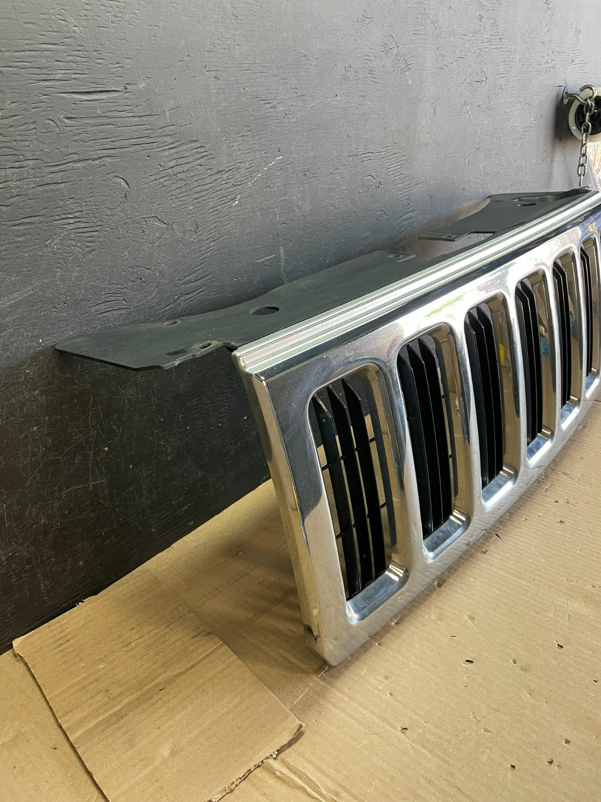 2006 to 2010 Jeep Commander Front Upper Grill Grille AE3751 DG2
