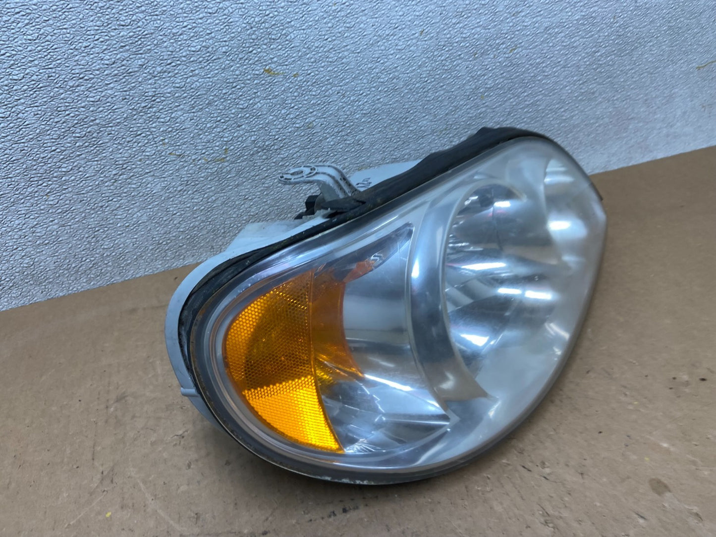 2002 to 2005 Kia Sedona Right Passenger RH Side Headlight Oem Z7004 DW2