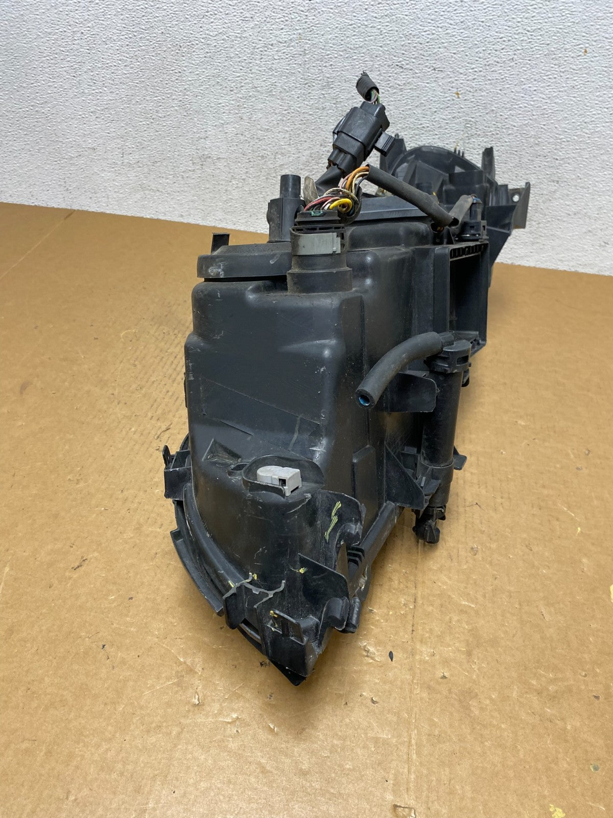 2005 to 2007 Volvo XC70 V70 Passenger Right Passenger RH Headlight AE0556 DW9