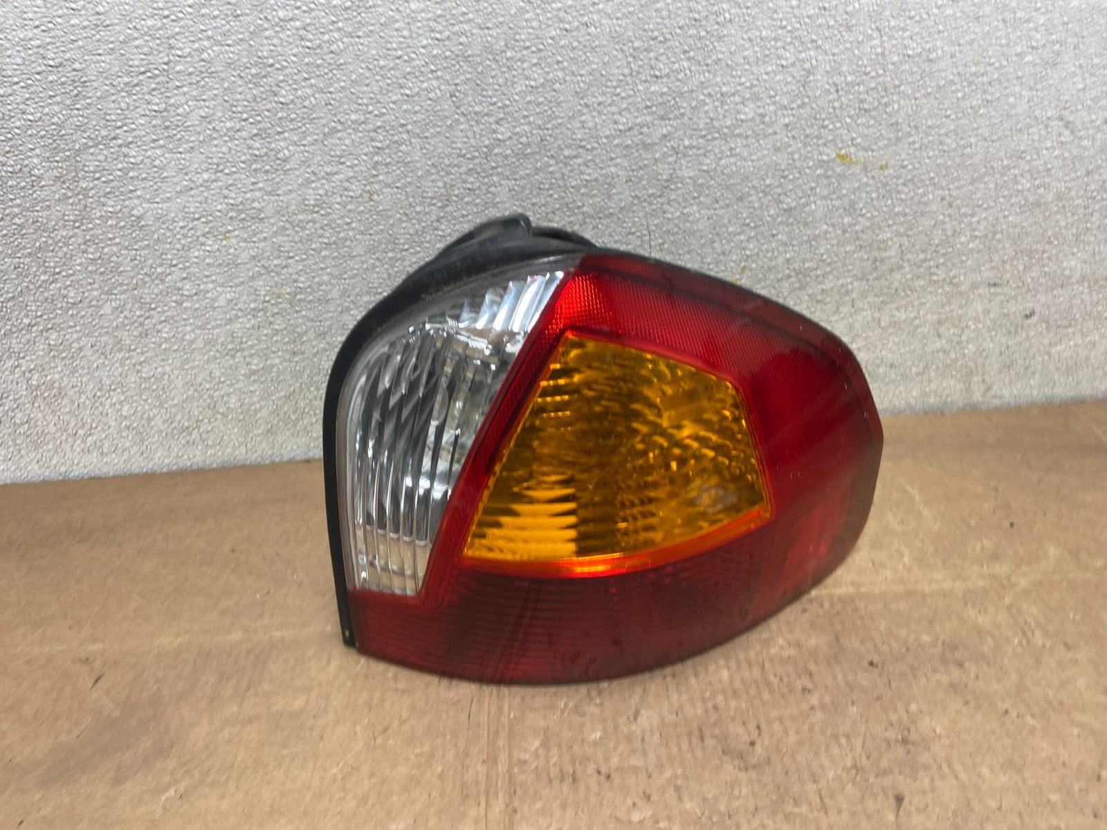 2001 2002 2003 2004 Hyundai Santa Fe Right Passenger Rh Side Tail Light Y5794 DG0