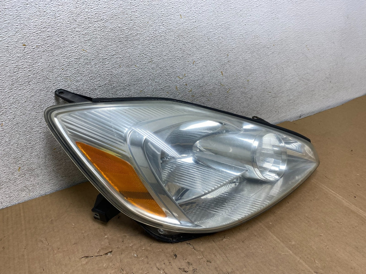 2004-2005 Toyota Sienna Right Passenger Halogen Headlight AI9011 DW2