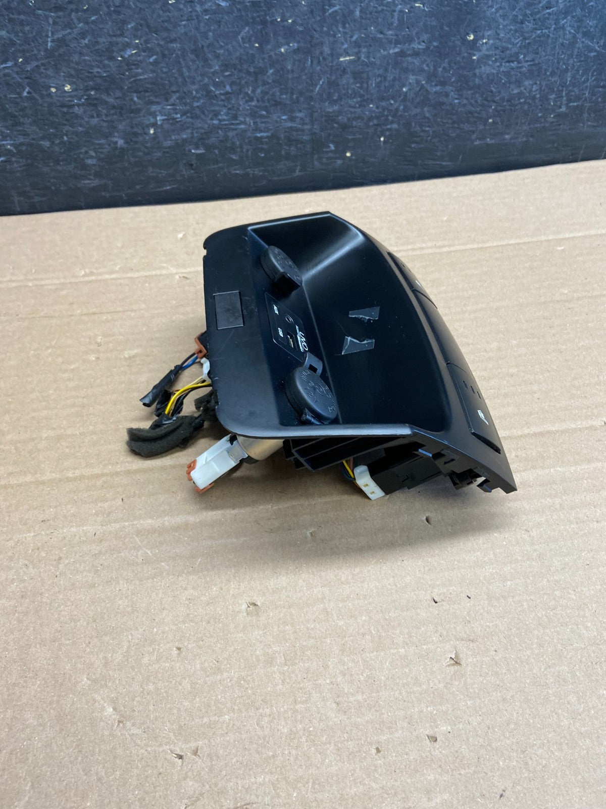 2011-2013 Kia Sorento Center Seat Heater Switches Aux USB Power Outlet AG5088 DG2