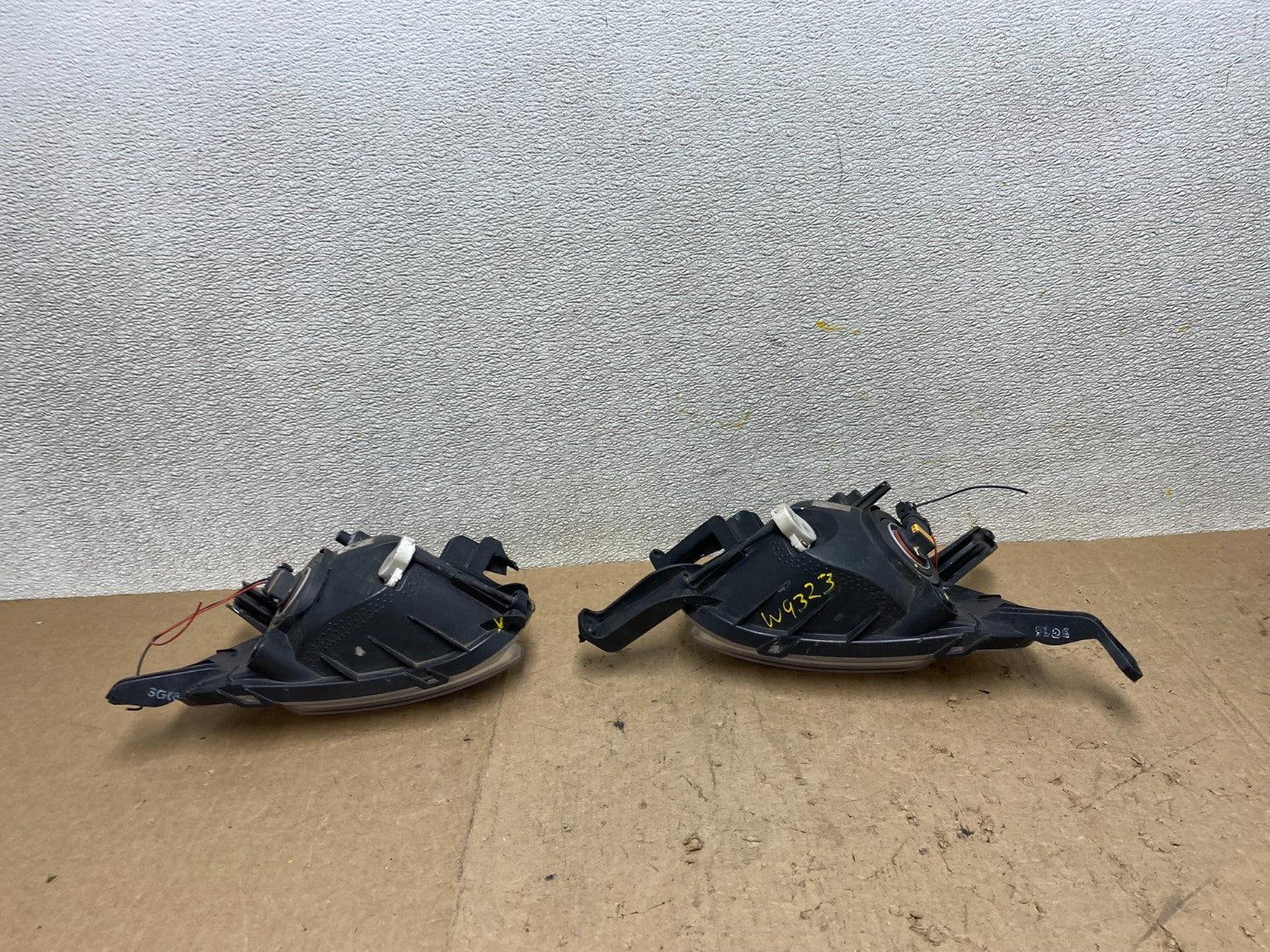 2014 to 2016 Kia Cadenza Front Left+Right Set Fog Light EM W9323 DG11