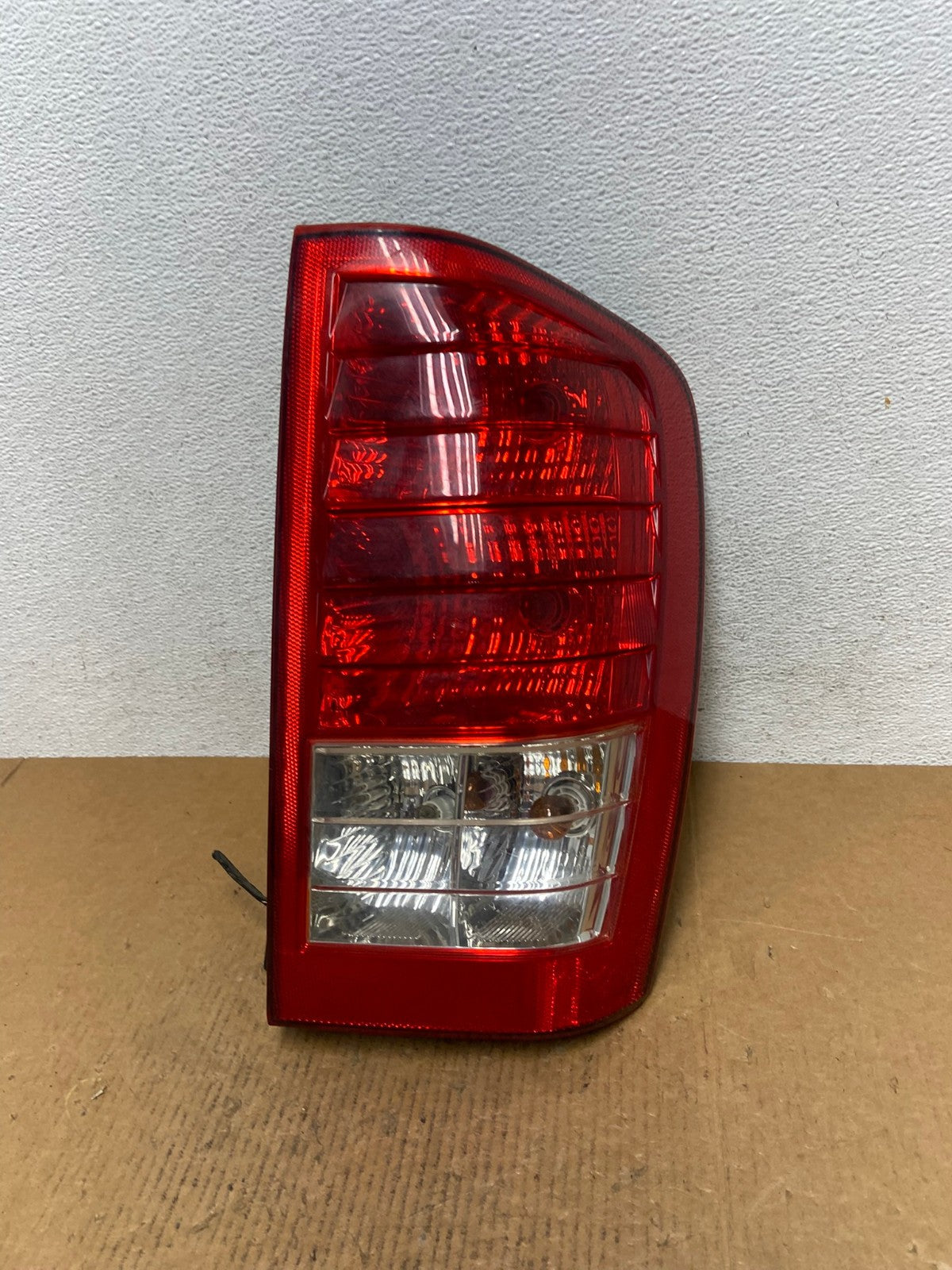 2007 2010 Hyundai Entourage Right Passenger RH Tail Light AE0343 LK0