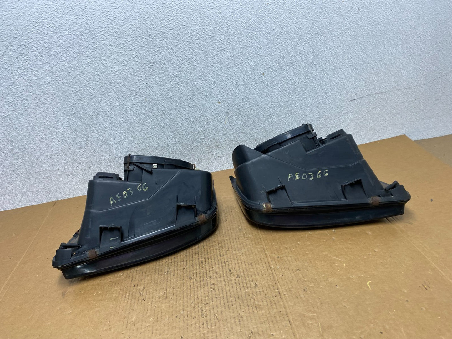 1999 to 2004 Volkswagen Jetta Left+Right Headlights AE0366 DG8