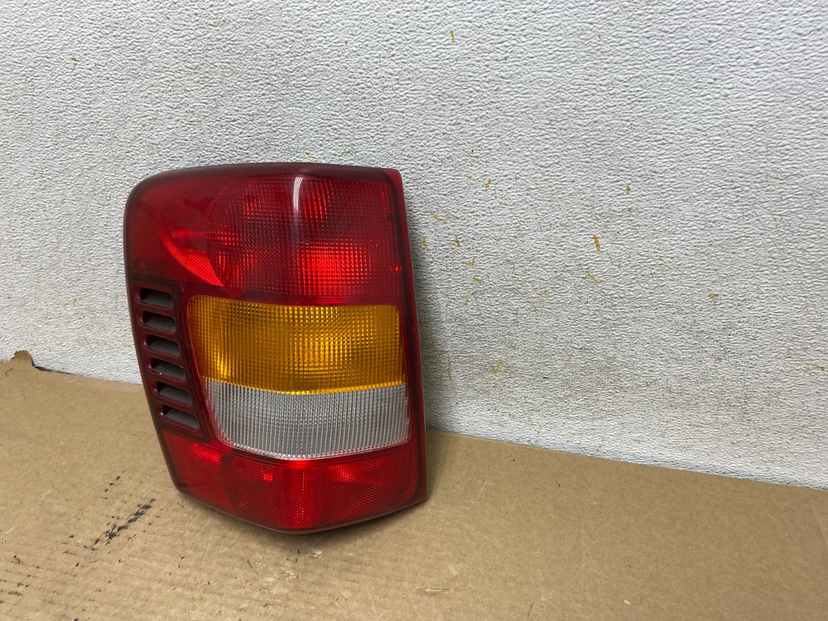 1999 - 2004 Jeep Grand Cherokee WJ Left Driver Lh Tail Light AH8107 DW2