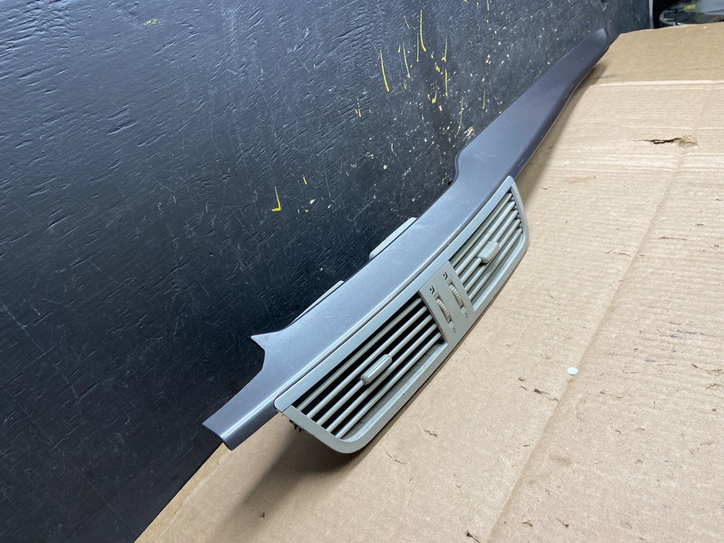 2009 to 2014 Volkswagen Routan Dash Center Trim Bezel Panel Vents y2523 DG1