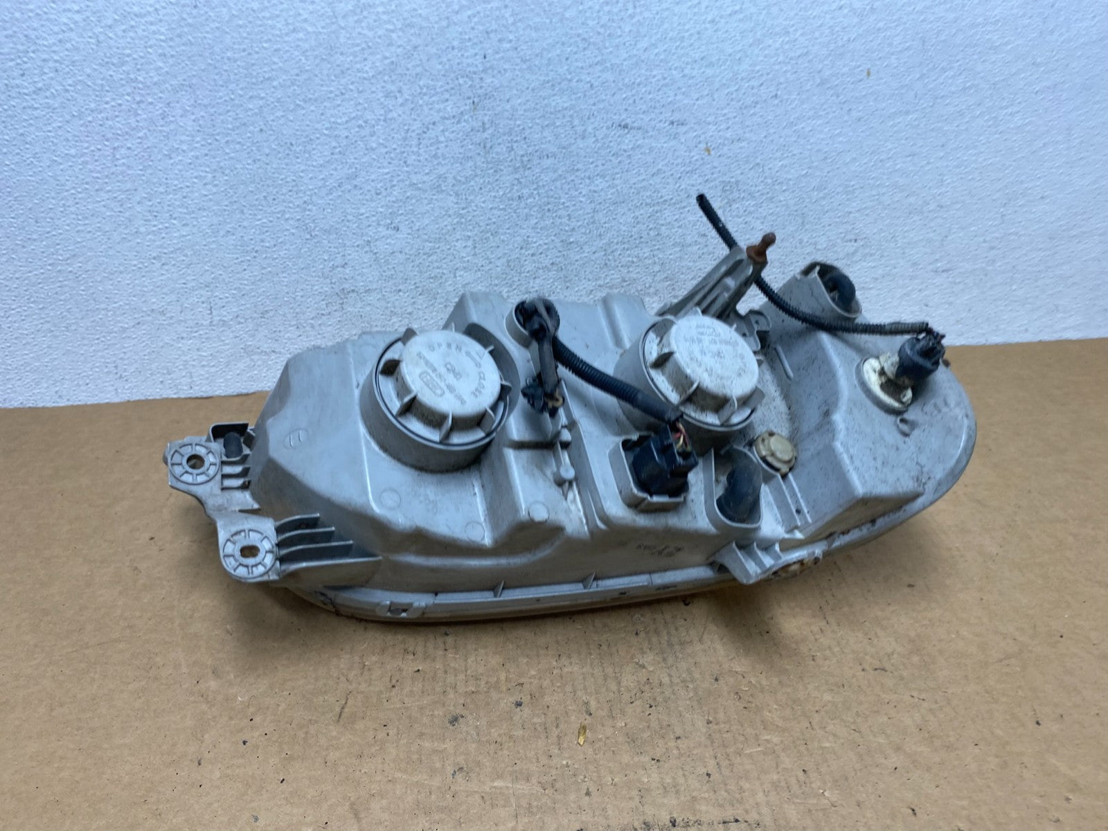 2002 to 2005 Kia Sedona Left Driver LH Side Headlight AD4669 DW8