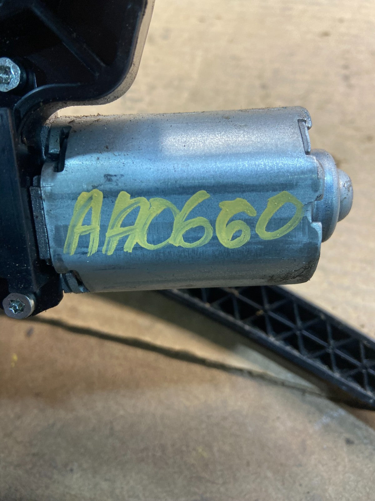 2010 - 2015 Hyundai Tucson Rear Glass Windshield Wiper Motor AA0660 DG7