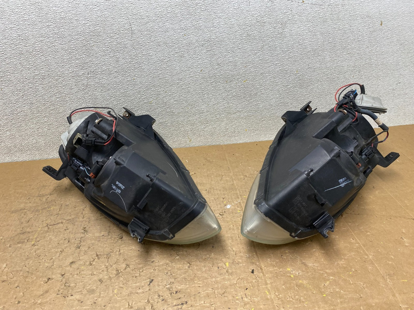 2002 to 2004 Nissan Altima Left+Right Side Set Halogen Headlights OEM V8053 DW3