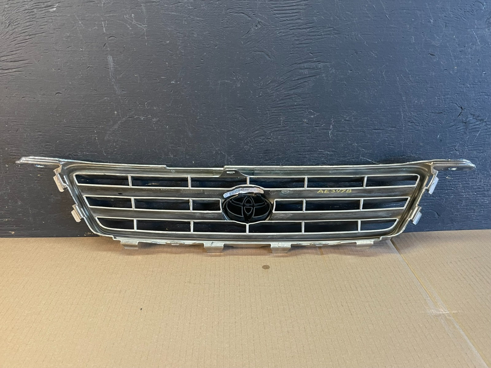 2000 to 2001 Toyota Camry Front Upper Grill Grille AE34783