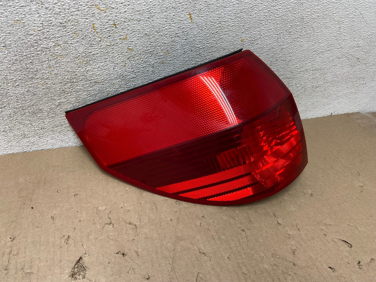 2004 to 2005 Toyota Sienna Left Driver LH Side Tail Light AH6945 LK1
