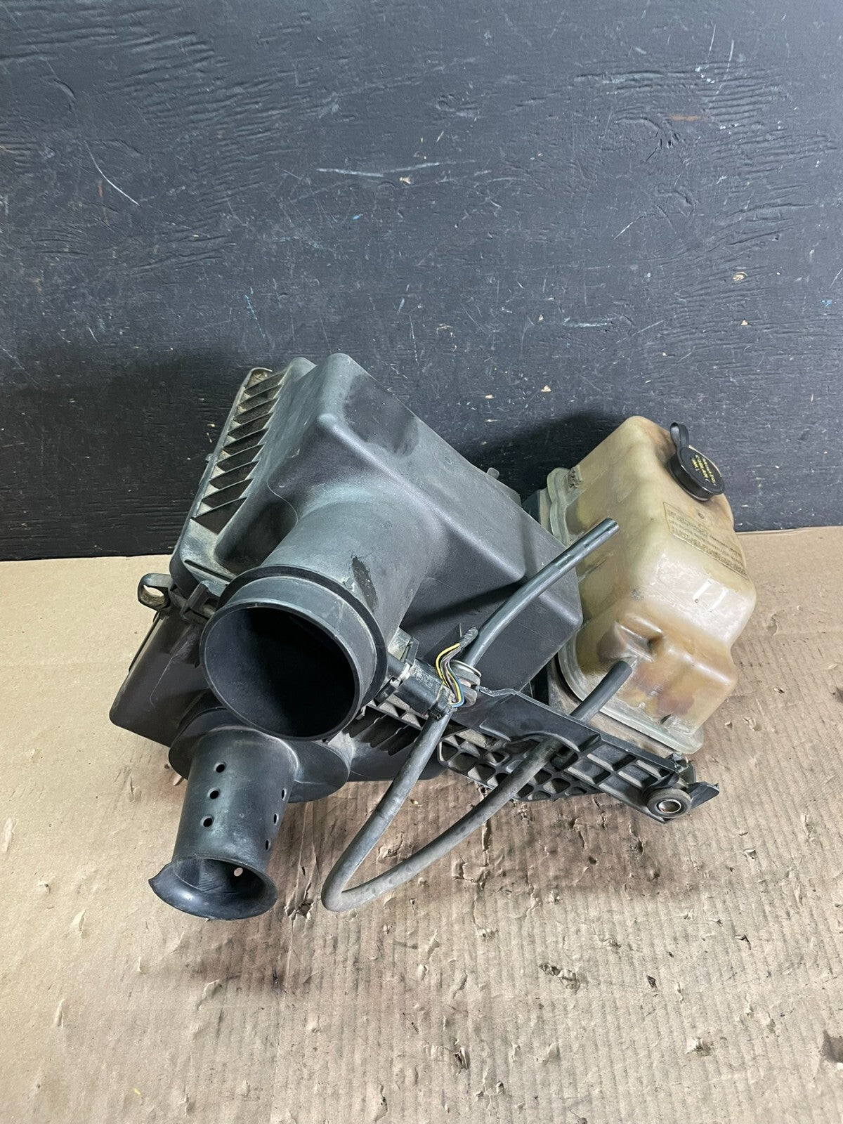 2009 to 2010 Ford Expedition Air Intake Cleaner Box Coolant Bottle M8972 DG2