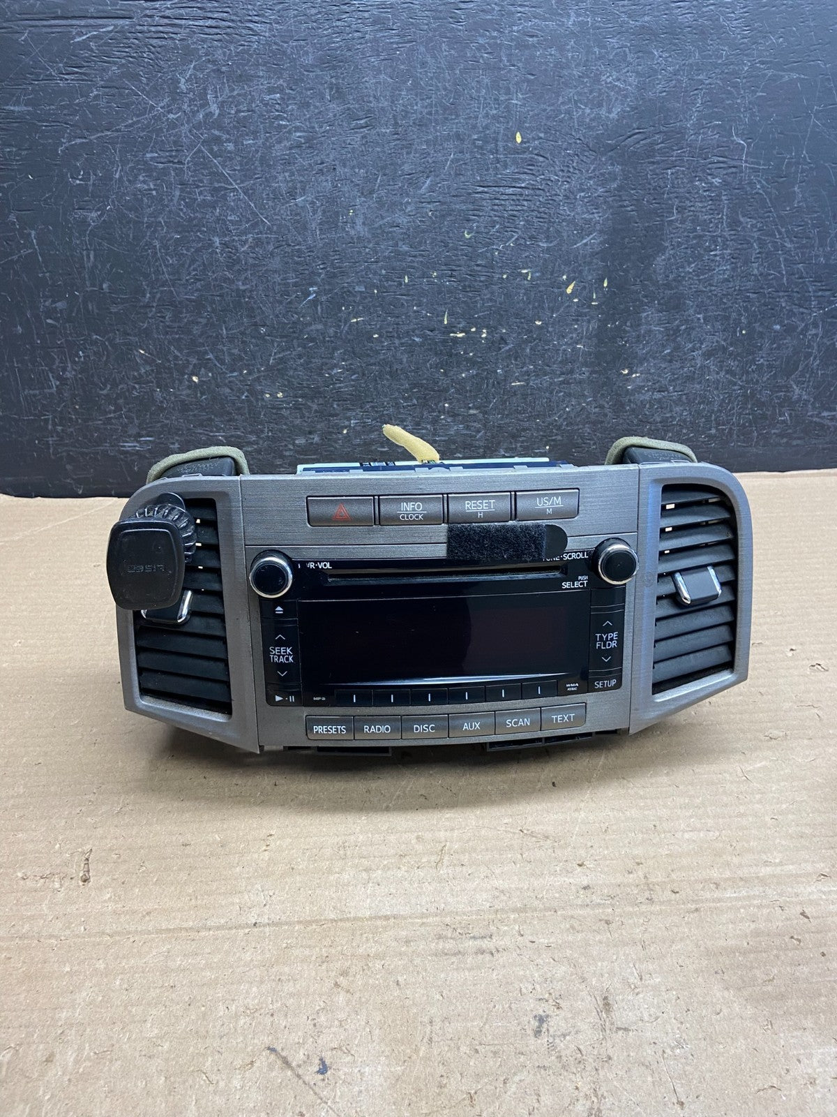 2010 to 2012 Toyota Venza Radio Stereo Receiver CD Player AH3699 DG0