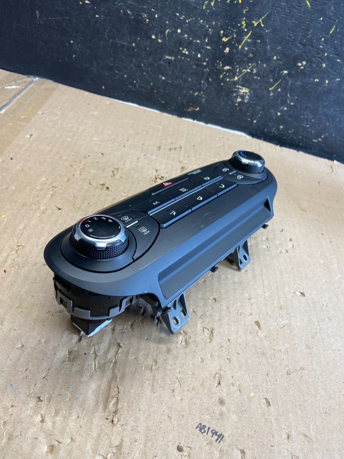 2016 to 2018 Kia Sorento Temperature AC Climate Control 97250-C5XXX  AB2290 DG1