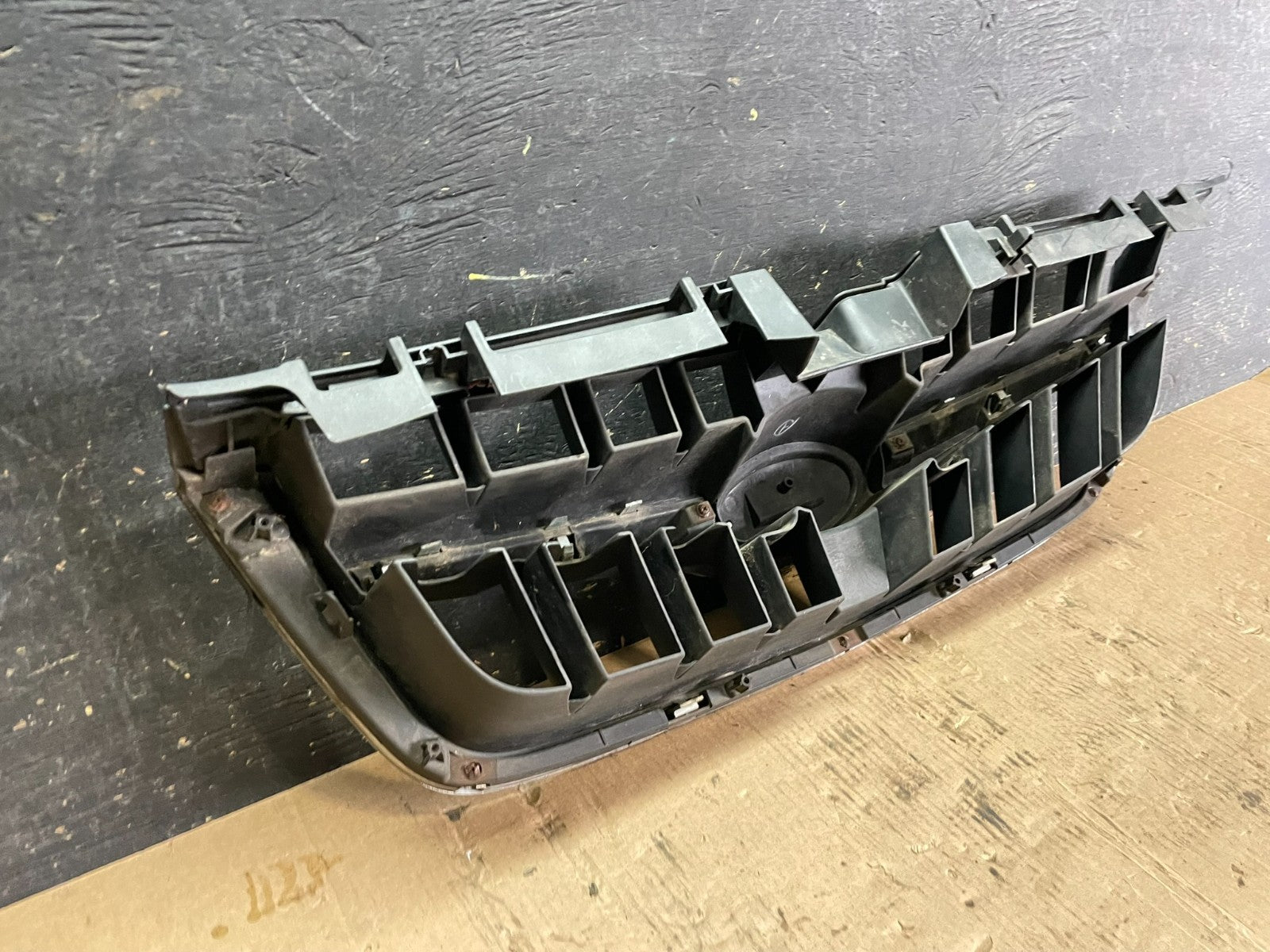 2008 to 2009 Subaru Legacy Front Upper Grille Grill OEM Z5919 DG6