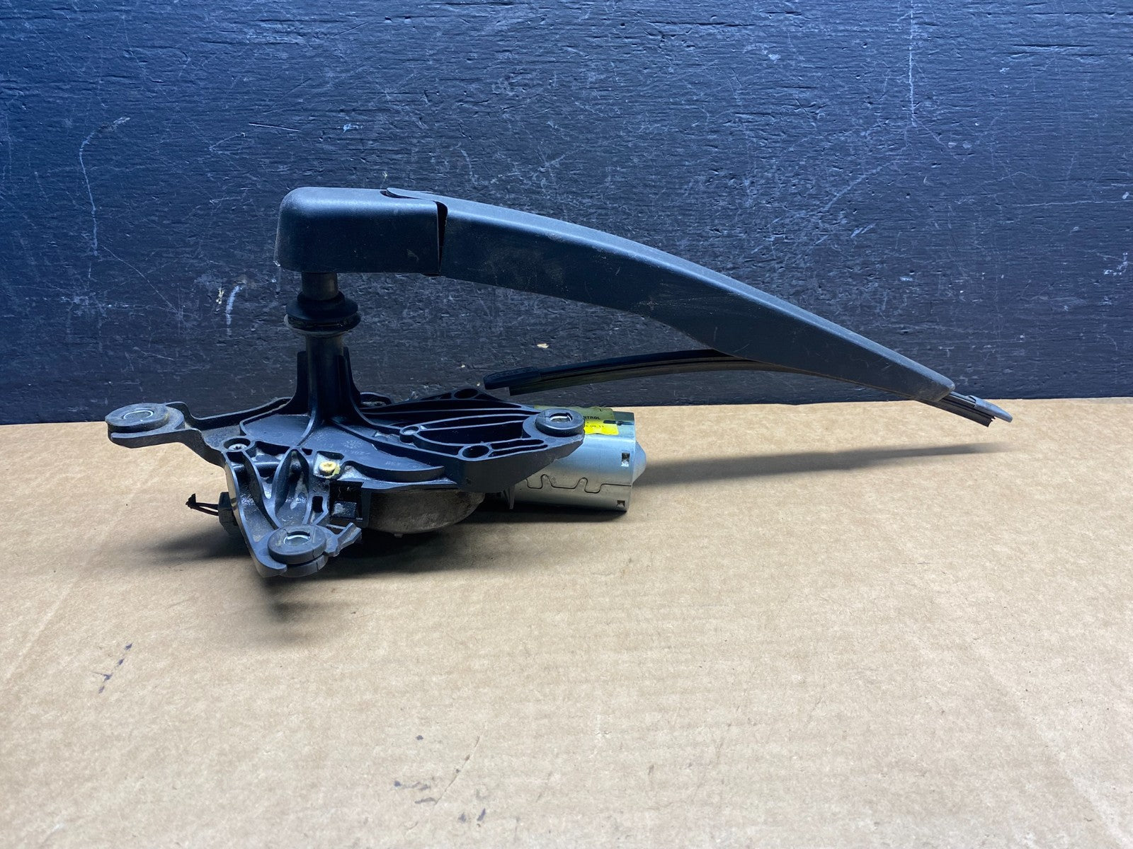 2011 to 2019 Ford Explorer Rear Windshield Wiper Motor ad7510 DG1