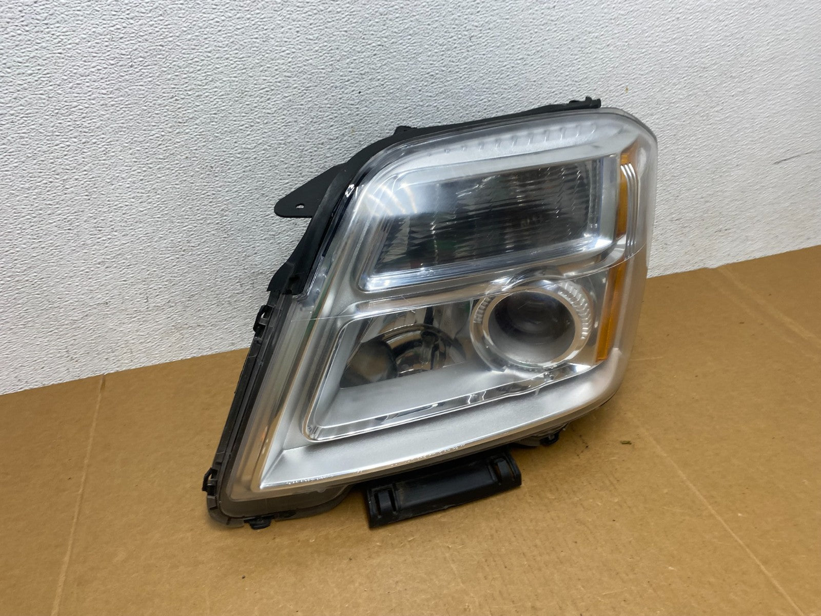 2010 to 2015 GMC Terrain Halogen Left Driver Lh Side Headlight AD8952 DW2