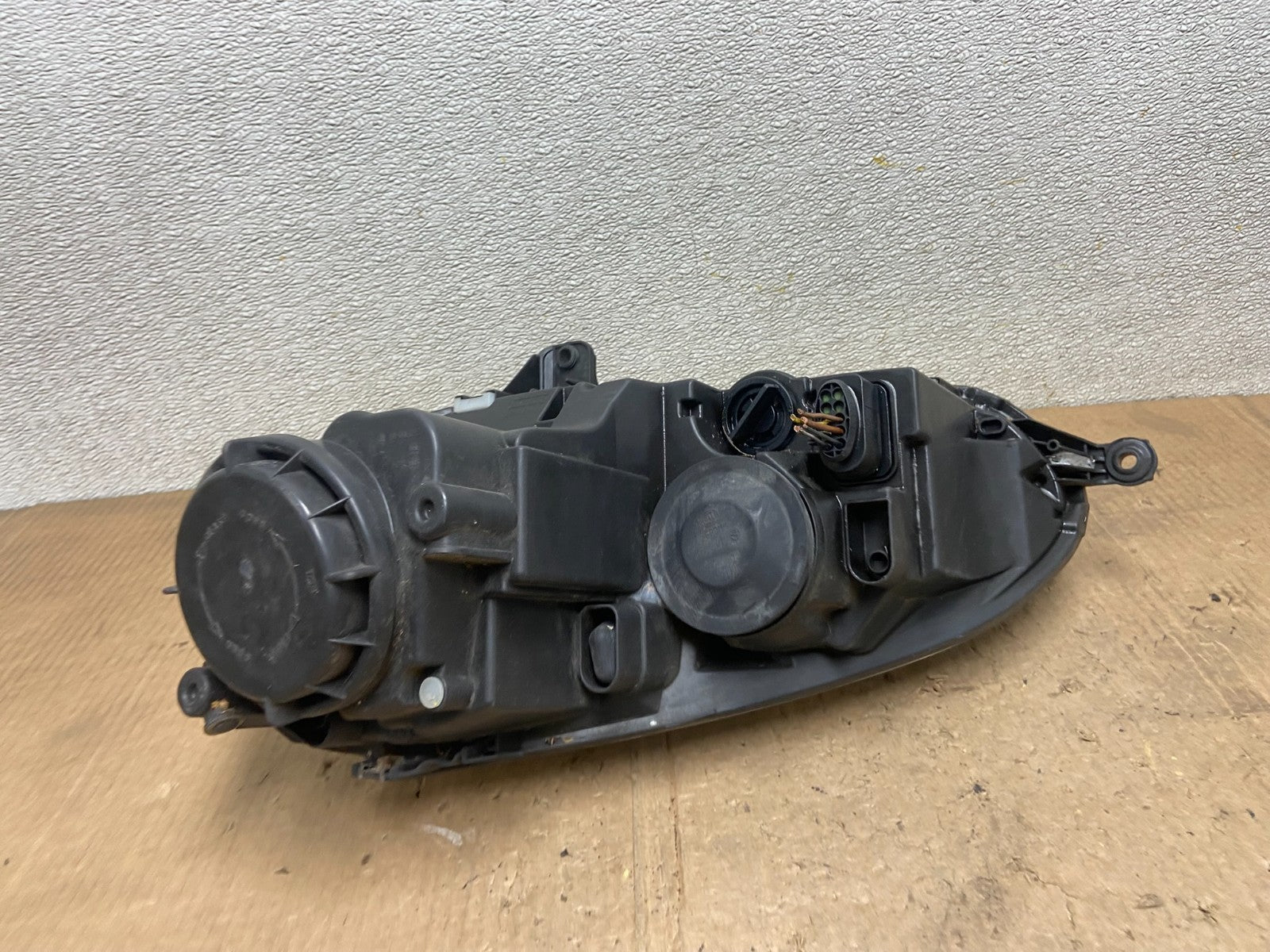 2005 to 2010 Volkswagen Jetta Right Passenger RH Side Headlight Halogen AA69105