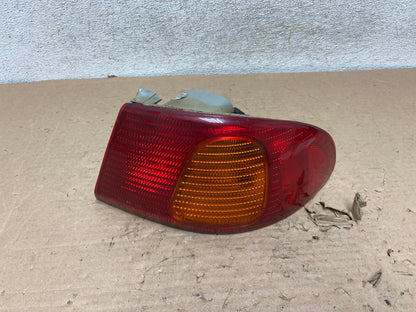 1998 1999 2000 Toyota Corolla Right Passenger Side Tail light AI1103 LK0