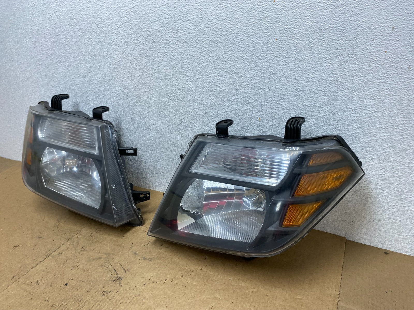 2008 to 2012 Nissan Pathfinder Halogen Headlight Left+Right Set AC3580 DW1