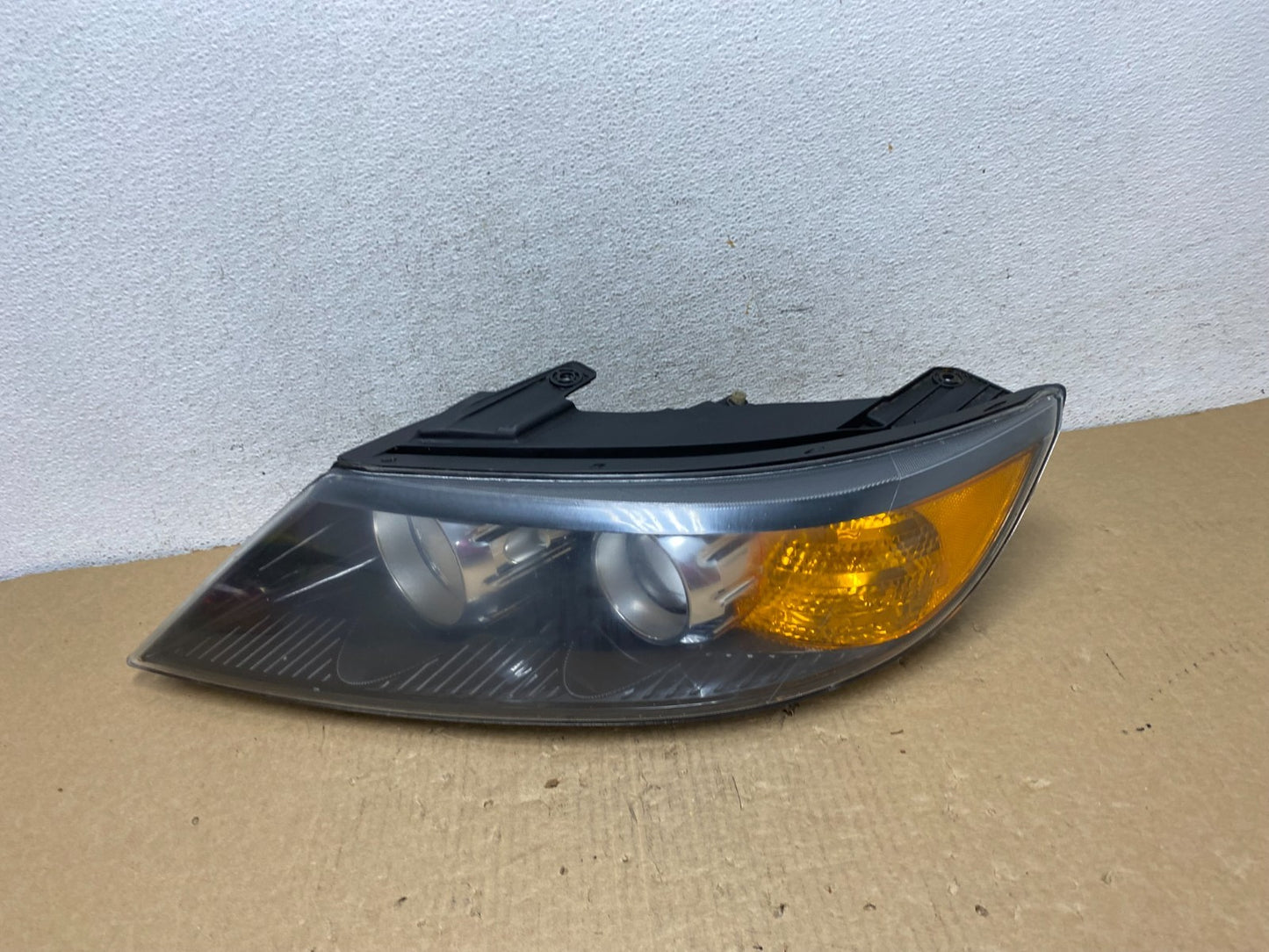 2011 to 2013 Kia Sorento Left Driver LH Side Headlight Halogen AF7381 DW0