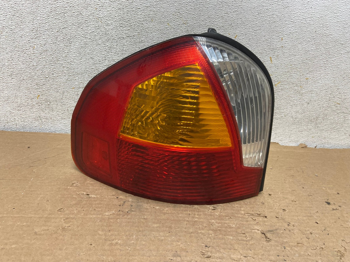 2001 - 2004 Hyundai Santa Fe Left Driver LH Side Tail Light AH9042 LK0