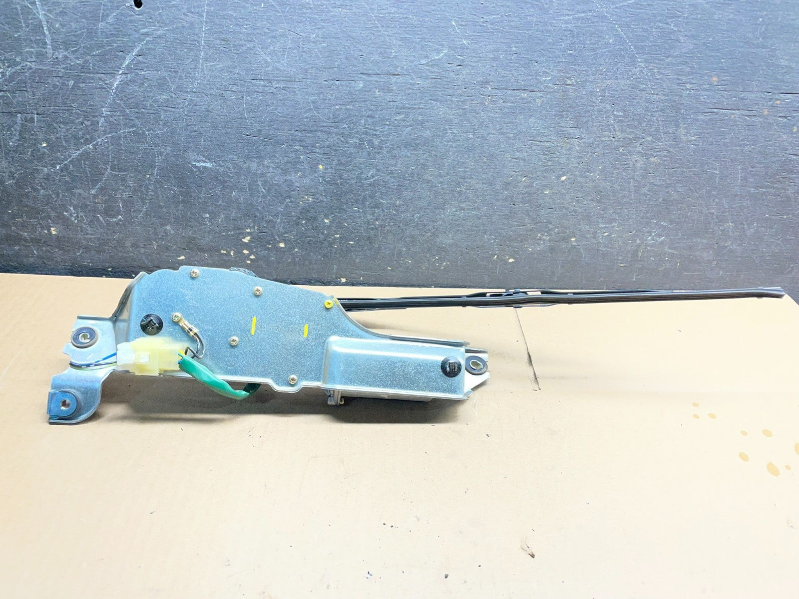 2000 to 2004 Subaru Outback Rear Windshield Washer Wiper Motor V9061 DG5