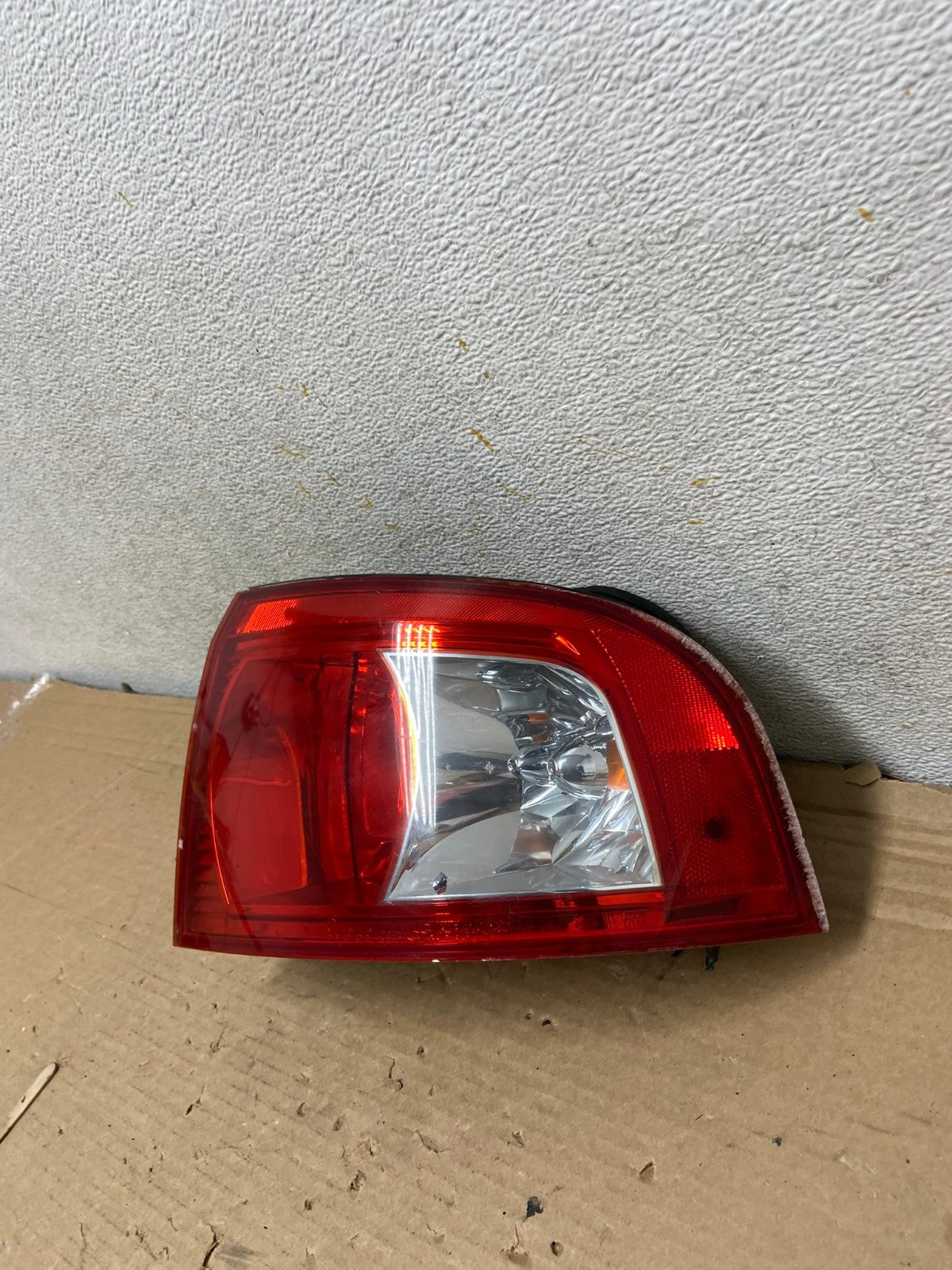 2003-2006 Kia Optima Right Passenger Rh Side Tail Light AH8410 LK1