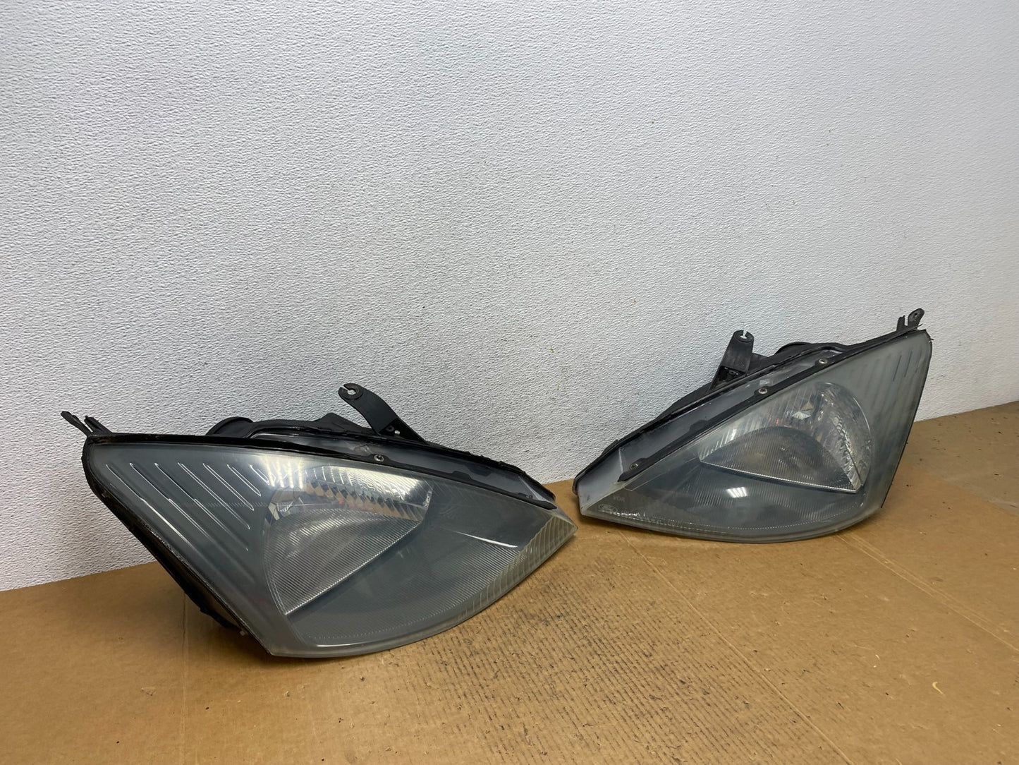 2000 to 2002 Ford Focus Left+Right Set Halogen Headlights AE0607 DW2