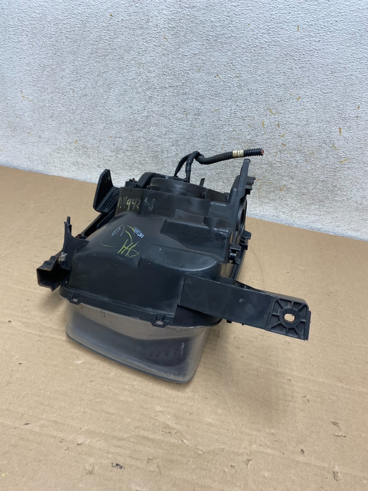 2003 to 2006 Honda Element Right Passenger Rh Side Headlight AH9424 DW8