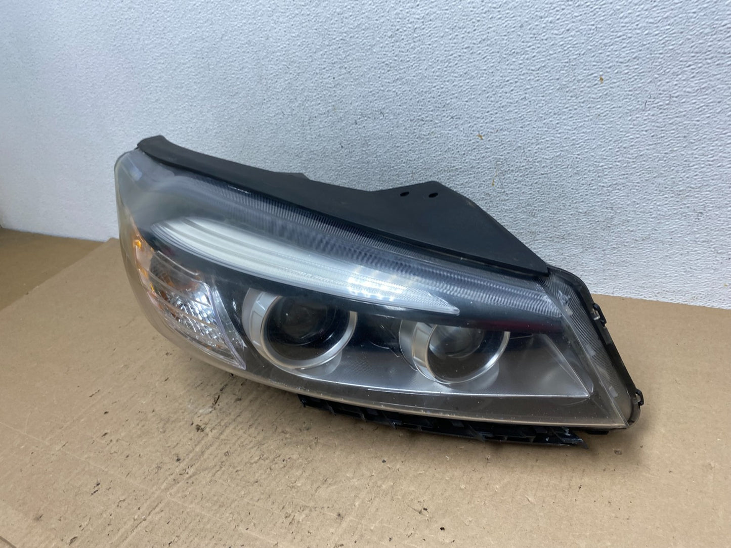 2016 to 2018 Kia Sorento Right Passenger RH Side Headlight Halogen AE6544 DW1
