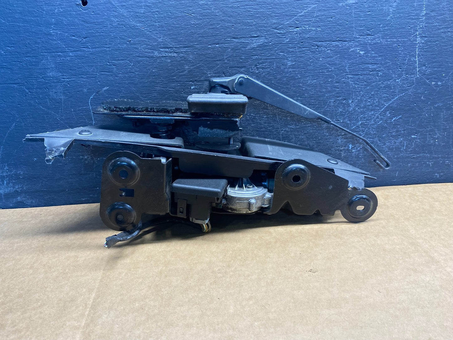 2003 to 2008 Ford Expedition Navigator Rear Windshield Wiper Motor AD7441 DG1