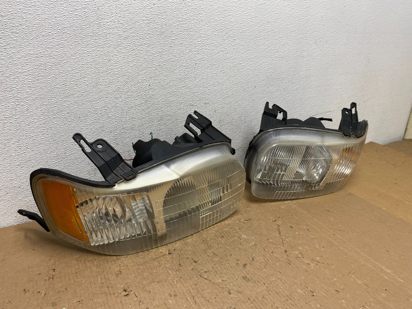 2001 - 2004 Ford Escape Headlights Left+Right Halogen Aftermarket AD8176 DG2