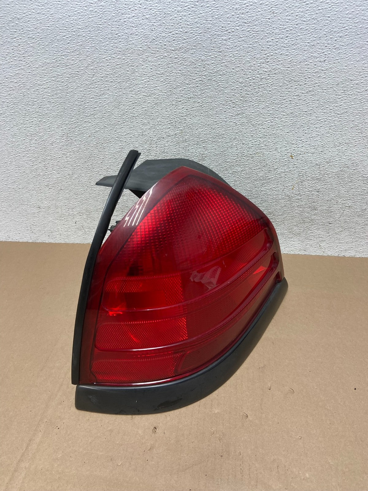2003 - 2011 Ford Crown Victoria Left Driver Lh Side Tail Light AG6616 DW2