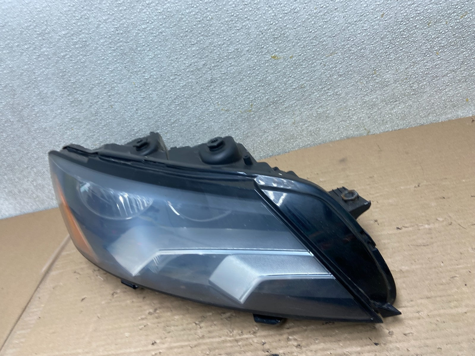 2012-2015 Volkswagen Passat Right Passenger RH Halogen Headlight OEM AA9507 DW1